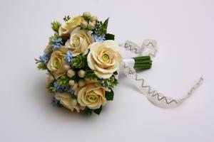 Свадебный букет с розами, незабудками и гиперикум