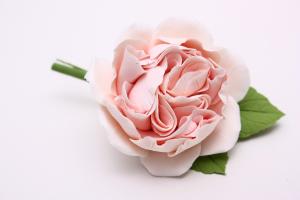 Бутоньерка с пионовидной розой
