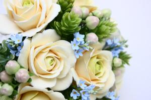Свадебный букет с розами, незабудками и гиперикум