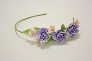 Ободок и фиолетовыми розами