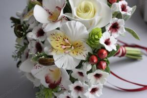 Свадебный букет из орхидей, викторианских роз и стефонотисов