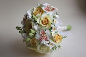 Свадебный букет с альстермериями, викторианскими розами и стефонотисами