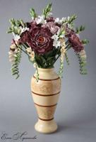 Большой букет в вазе, состоящий из роз, пионов, фрезий и жасмина