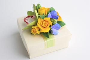 Коробочка с розами и орхидеей