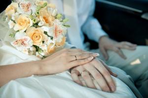 Свадебный букет с альстермериями, викторианскими розами и стефонотисами