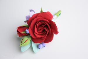 Бутоньерка жениха с розой