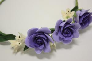 Ободок и фиолетовыми розами